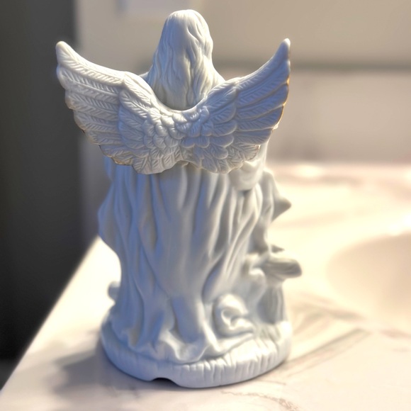 Ceramic Angel Figurine 7" with and Gold Trim around her Wings with two children - Picture 5 of 6